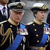 Král Karel III. a princezna Anna přijíždějí do Westminsterského opatství na...