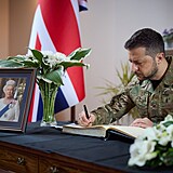 Volodymyr Zelenskyj s portrétem královny Alžběty II. na svém pracovním stole.