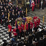 Královnina rakev ve Westminstersém opatství