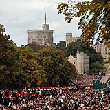 Hrad Windsor zaplavili fanoušci královské rodiny.