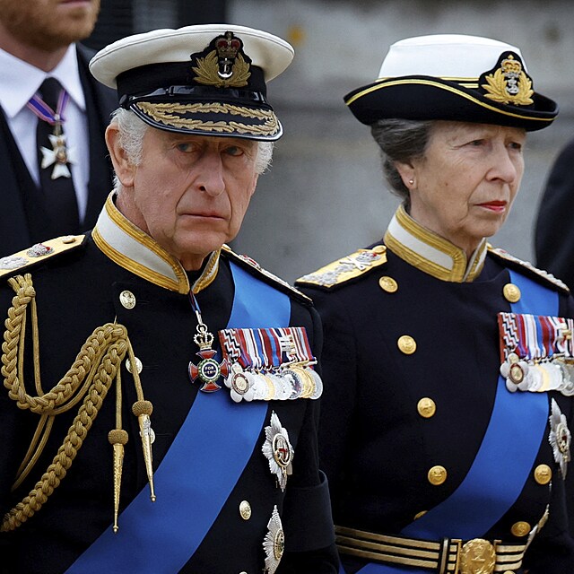 Krl Karel III. a princezna Anna pijdj do Westminsterskho opatstv na...