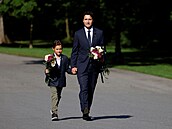 Justin Trudeau se synem nesou kvtiny k památenímu místu uctní královny...