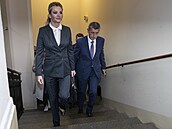 Monika Babiová a Andrej Babi picházejí k soudu ´.