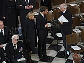 Francouzský prezident Emmanuel Macron s chotí Brigitte picházejí do...