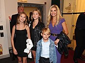 Tereza Vojtková vzala dceru (druhá zleva) Editu a syna Benedikta na premiéru...