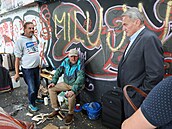 Kandidát na primátora Bohuslav Svoboda s Expresem zael do bezdomovecké kolonie.