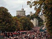 Hrad Windsor zaplavili fanouci královské rodiny.
