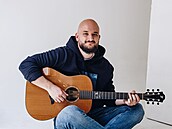 Písni�ká� Poká� je dal�ím �eským interpretem, který vyprodal O2 arenu.