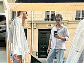 Jordan Haj a Emma Smetanová se hezky oblékli a vyrazili v Paíi na ambasádu se...