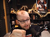 Agraela napadla fanynka, tahala mu za rukáv, do�adujíc se fotky.