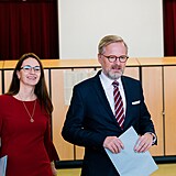 Premiér Petr Fiala s manželkou u voleb.