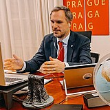 Primátor Zdeněk Hřib za svým pracovním stolem