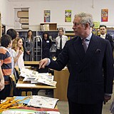 Karel III. jet jako princ z Walesu na English College v roce 2010.
