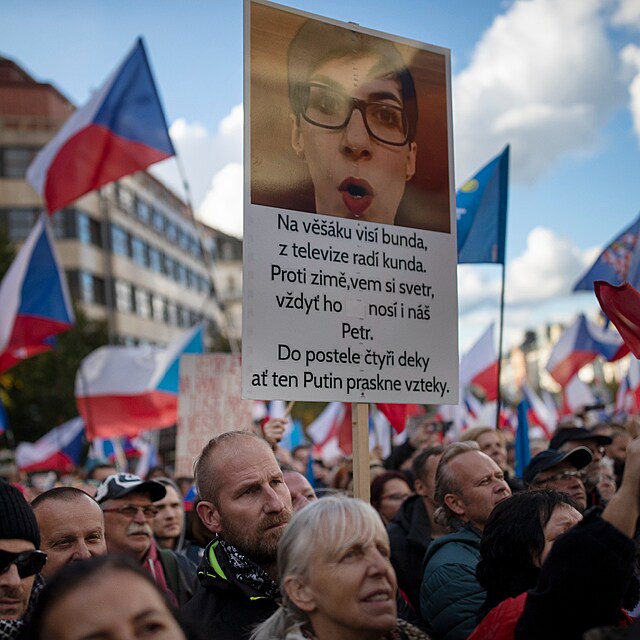 Demonstranti a jejich vzkaz pro fku Snmovny Marktu Pekarovou Adamovou.