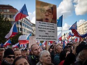 Demonstranti a jejich vzkaz pro éfku Snmovny Markétu Pekarovou Adamovou.