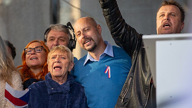 Jaroslava Obermaierová na pódiu bhem demonstrace na Václaváku.