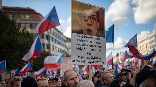 Demonstranti a jejich vzkaz pro éfku Snmovny Markétu Pekarovou Adamovou.