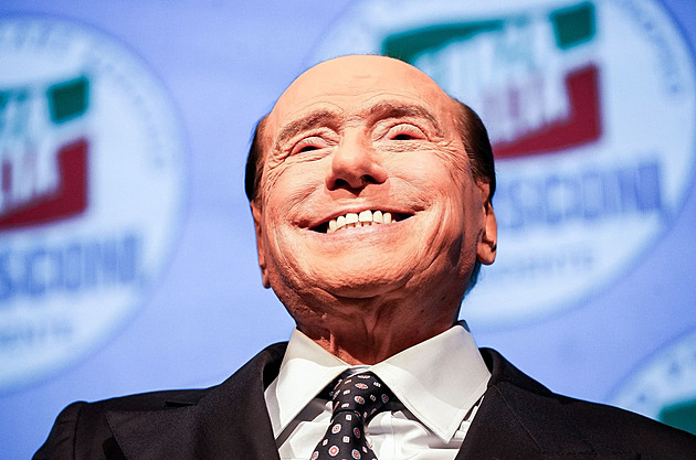 Berlusconi je na jednotce intenzivní péče, má problémy se srdcem a dýcháním