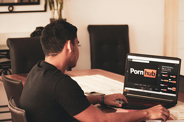 Pornhub dostal od společnosti Meta premanentní ban, brání se v otevřeném dopise.