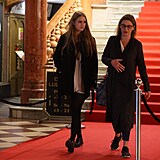 Lucie Zednkov s dcerou Amli na odchodu z filmov premiry.