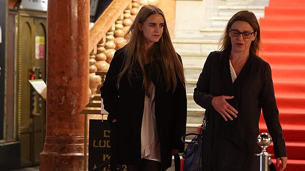 Lucie Zednkov s dcerou Ameli na odchodu z filmov premiry