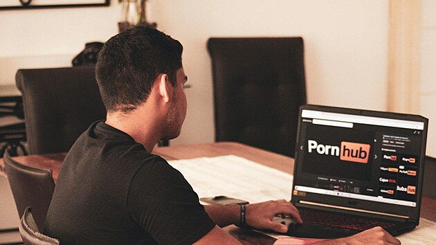 Pornhub dostal od společnosti Meta premanentní ban, brání se v otevřeném dopise.
