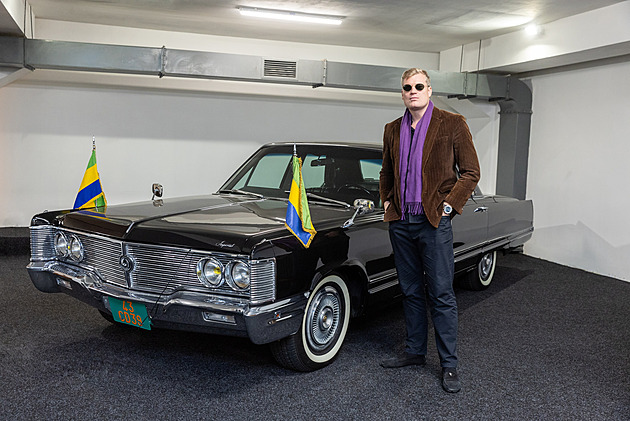 Filip Turek s vládní limuzínou Chrysler Imperial, která tyicet let slouila...