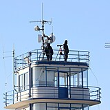 Policisté důkladně hlídali letiště ze všech věží.