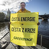Na Vltavě protestovali zástupci Greenpeace.