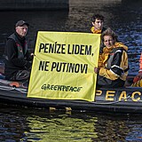 Na Vltav protestovali zstupci Greenpeace.