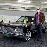 Filip Turek s vládní limuzínou Chrysler Imperial, která čtyřicet let sloužila...