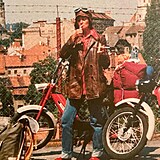 Jana Brejchová byla stylová i na motorce.
