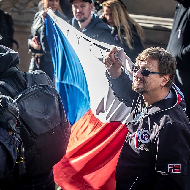 Vodnch dl ani stetu s policisty se dobe obleen jedinci bt nemus.