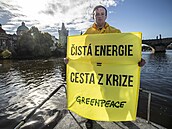 Na Vltav protestovali zástupci Greenpeace.