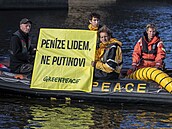 Na Vltav protestovali zástupci Greenpeace.