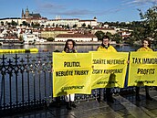 Na Vltav protestovali zástupci Greenpeace.