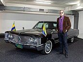Filip Turek s vládní limuzínou Chrysler Imperial, která tyicet let slouila...
