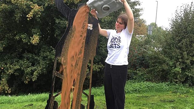 Ekoaktivistka Maddie Buddová chrstla fekálie na památník Toma Moorea.