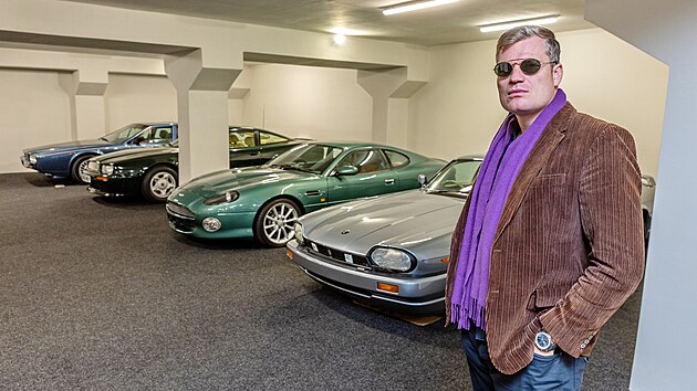 Filip Turek a jeho sbrka muzejnch britskch aut