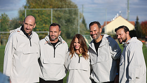 Hvzdní fotbalisté na sebe oblékli bundy, které navrhla pro charitu manelka...