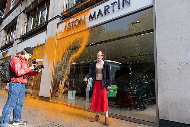 Mladík v sukni zaútočil na showroom Aston Martin. Aktivistická svoloč,  reaguje závodník Turek - JenProMuze