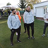 Slavn fotbalist se skvle bavili s manelkou Mry Baranka, kter navrhla speciln bundy pro charitu Happy Heats s podpisy sportovc.