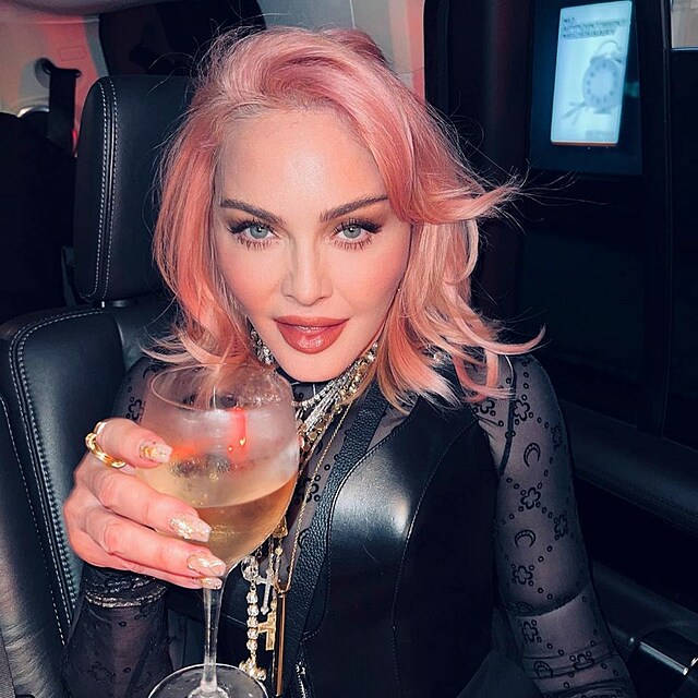 Madonna se hodn� zm�nila. Napuchl� obli�ej nen� z�sluhou alkoholu, ale skalpelu...