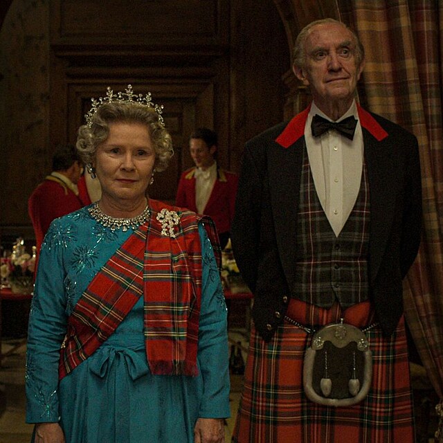 Imelda Staunton a Jonathan Pryce jako krlovna Albta II. a princ Filip