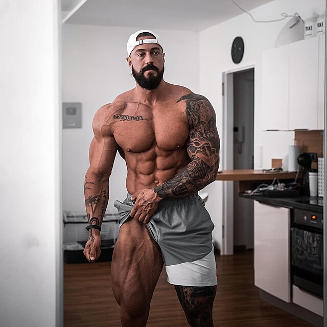 Fitness influencer a youtuber Jakub En�l.