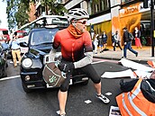 Proti aktivistm pilepeným na silnici se postavil i cyklista.