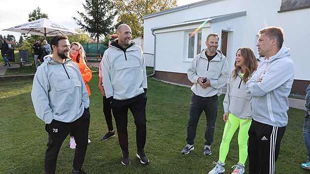 Slavní fotbalisté se skvle bavili s manelkou Míry Baranka, která navrhla...
