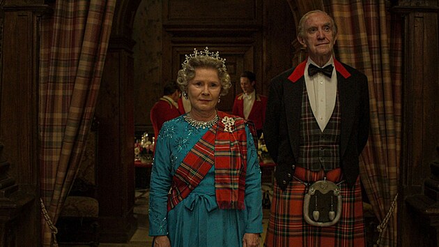 Imelda Staunton a Jonathan Pryce jako královna Albta II. a princ Filip