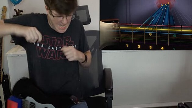 Youtuber LightWing nahrál video, ve kterém zkouší, zda mu půjde učení na kytaru lépe, když při každé chybě dostane elektrický šok.