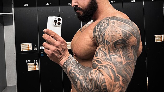 Fitness influencer a youtuber Jakub Enžl se přiznal k užívání anabolických steroidů a ve videu popsal, jaké to na něj má negativní a pozitivní účinky.